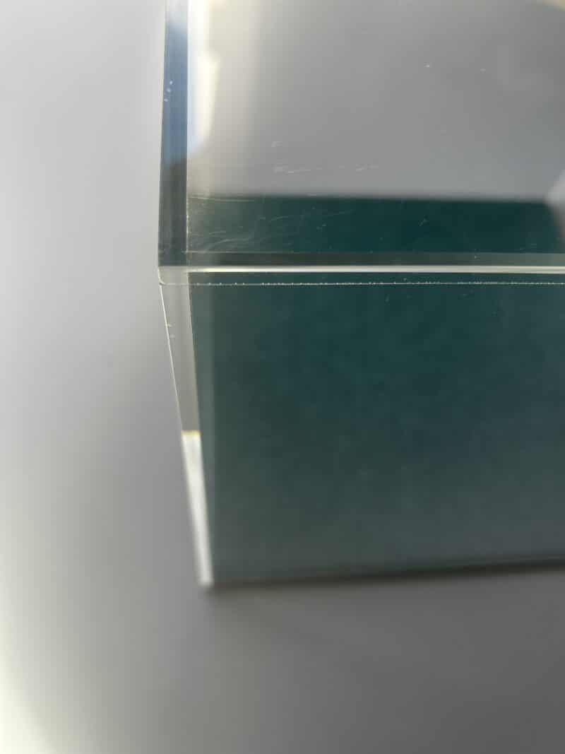 Detalje: Limning på akrylmontre i 5mm